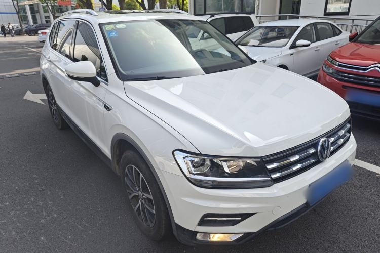 Used Volkswagen Tiguan L 2018 330TSI Automatic Two-Wheel Drive Luxury Edition Front Right 45 Deg