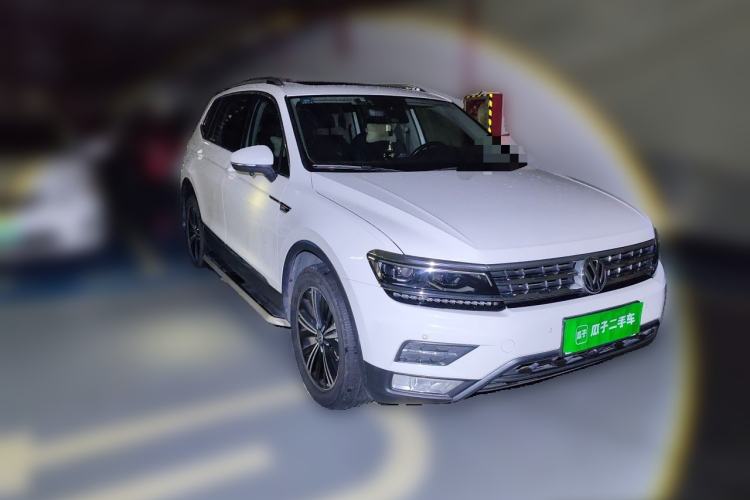 Used Volkswagen Tiguan L 2018 380TSI Automatic All-Wheel Drive Luxury Edition Front Right 45 Deg