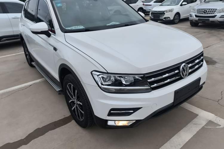 Used Volkswagen Tiguan L 2018 330TSI Automatic Two-Wheel Drive Luxury Edition Front Right 45 Deg