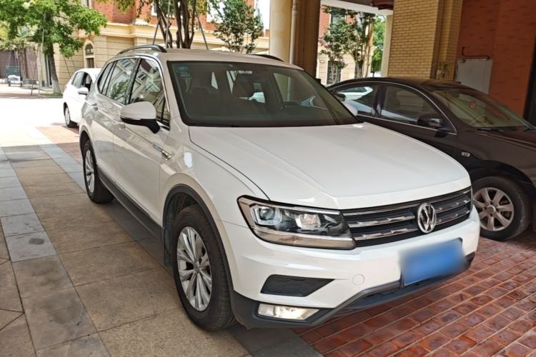 Used Volkswagen Tiguan L 2018 330TSI Automatic Two-Wheel Drive Luxury Edition Front Right 45 Deg