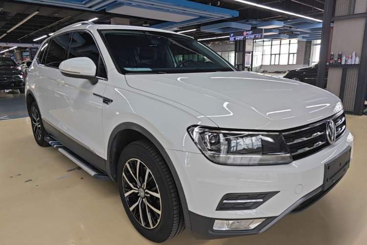 Used Volkswagen Tiguan L 2018 Facelift 330TSI Automatic Two-Wheel Drive Luxury Edition Front Right 45 Deg