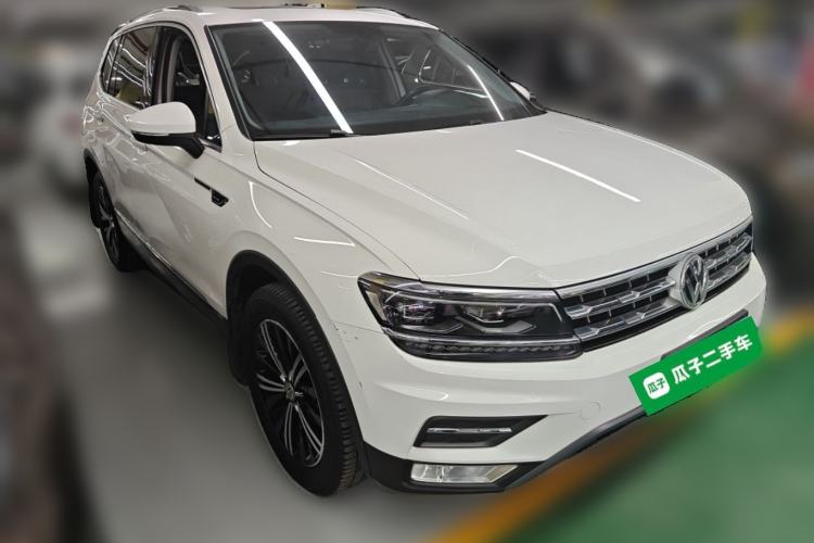 Used Volkswagen Tiguan L 2018 380TSI Automatic All-Wheel Drive Luxury Edition Front Right 45 Deg