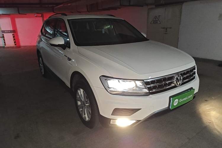 Used Volkswagen Tiguan L 2018 330TSI Automatic Two-Wheel Drive Luxury Edition Front Right 45 Deg