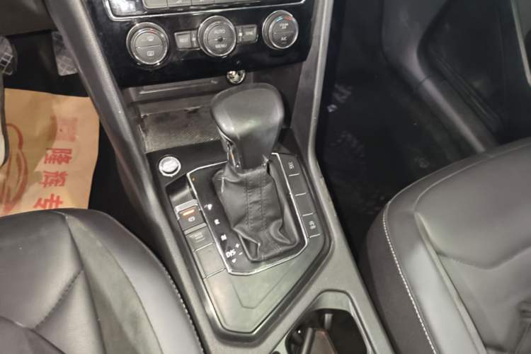 Used Volkswagen Tiguan L 2018 Revised Version 330TSI Automatic Two-Wheel Drive Comfort Edition Gear Lever
