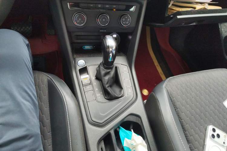 Used Volkswagen Tiguan L 2018 330TSI Automatic Two-Wheel Drive Luxury Edition Gear Lever