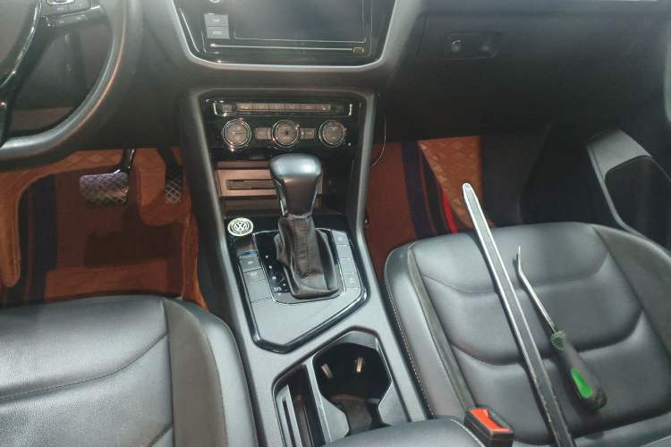 Used Volkswagen Tiguan L 2018 Facelift 330TSI Automatic Two-Wheel Drive Luxury Edition Gear Lever