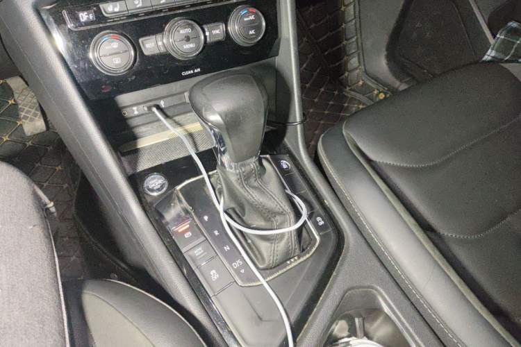 Used Volkswagen Tiguan L 2018 380TSI Automatic All-Wheel Drive Luxury Edition Gear Lever