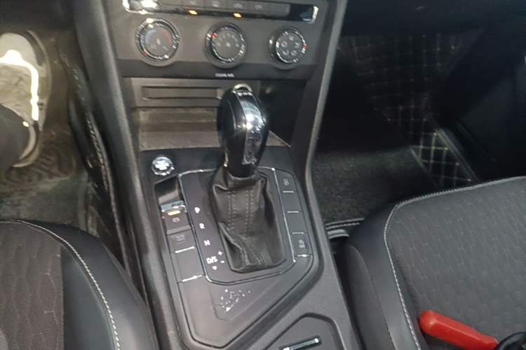 Used Volkswagen Tiguan L 2018 330TSI Automatic Two-Wheel Drive Luxury Edition Gear Lever