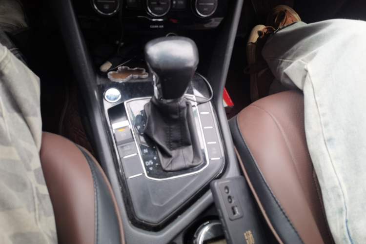 Used Volkswagen Tiguan L 2018 330TSI Automatic Two-Wheel Drive Luxury Edition Gear Lever
