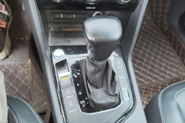 Used Volkswagen Tiguan L 2018 380TSI Automatic All-Wheel Drive Luxury Edition Gear Lever