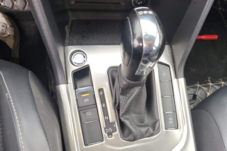 Used Volkswagen Tiguan L 2018 Revised Version 330TSI Automatic Two-Wheel Drive Trendy Edition Gear Lever