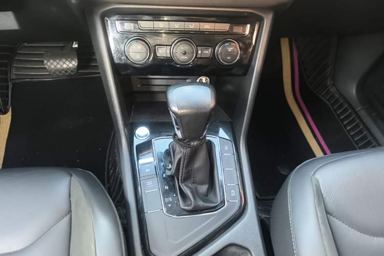 Used Volkswagen Tiguan L 2018 Revised Version 330TSI Automatic Two-Wheel Drive Comfort Edition Gear Lever