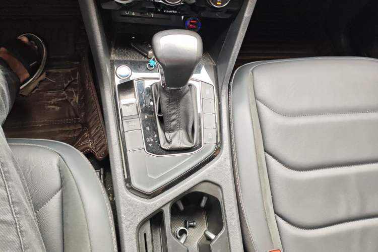 Used Volkswagen Tiguan L 2018 330TSI Automatic Two-Wheel Drive Comfort Edition Gear Lever