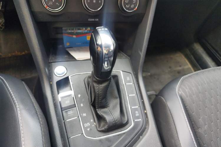 Used Volkswagen Tiguan L 2018 Revised Version 330TSI Automatic Two-Wheel Drive Trendy Edition Gear Lever