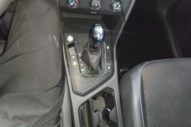 Used Volkswagen Tiguan L 2018 330TSI Automatic Two-Wheel Drive Luxury Edition Gear Lever