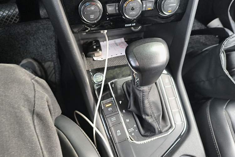 Used Volkswagen Tiguan L 2018 380TSI Automatic All-Wheel Drive Luxury Edition Gear Lever