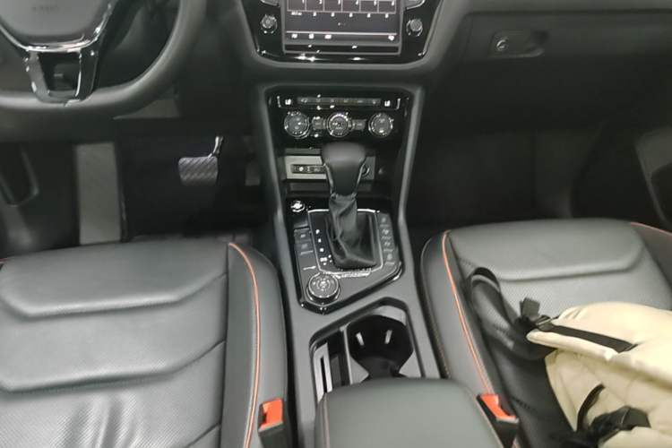 Used Volkswagen Tiguan L 2018 Revised Version 380TSI Automatic All-Wheel Drive Flagship Edition Gear Lever