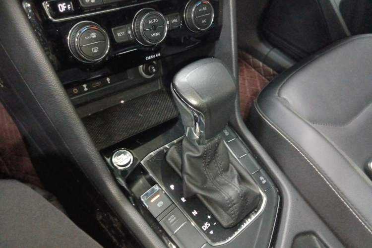 Used Volkswagen Tiguan L 2018 330TSI Automatic Two-Wheel Drive Luxury Edition Gear Lever