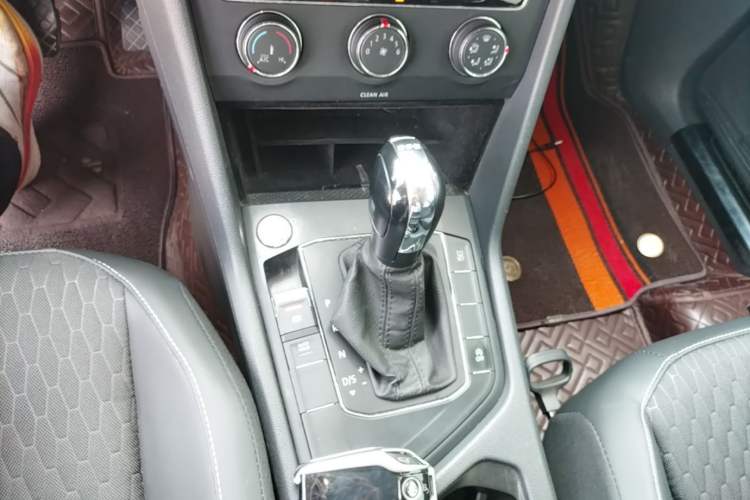 Used Volkswagen Tiguan L 2018 Revised Version 330TSI Automatic Two-Wheel Drive Trendy Edition Gear Lever