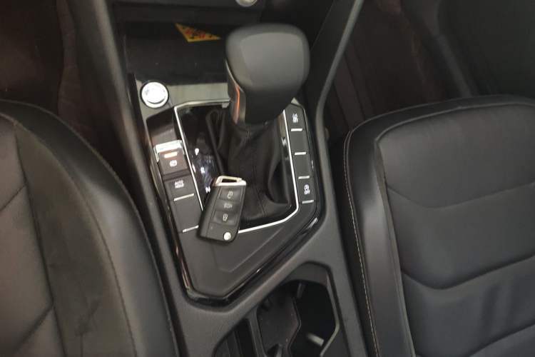 Used Volkswagen Tiguan L 2018 330TSI Automatic Two-Wheel Drive Luxury Edition Gear Lever