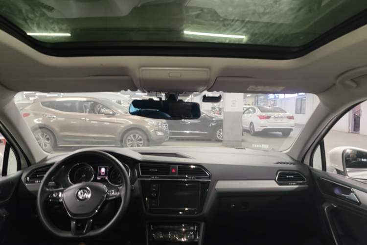 Used Volkswagen Tiguan L 2018 Revised Version 330TSI Automatic Two-Wheel Drive Comfort Edition Headliner