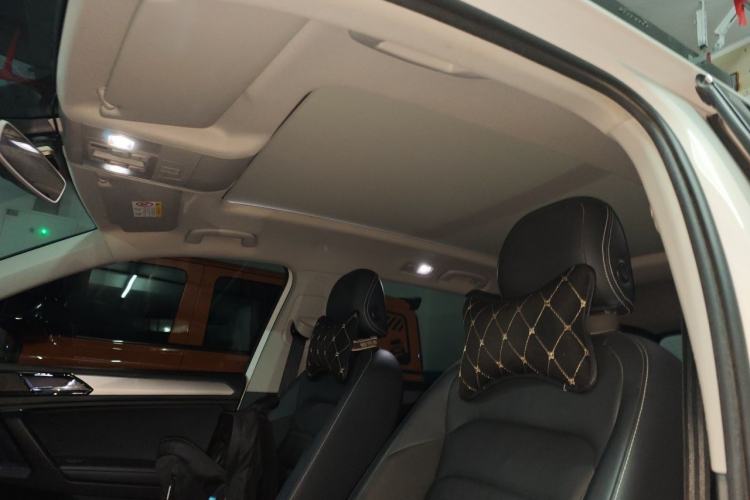 Used Volkswagen Tiguan L 2018 380TSI Automatic All-Wheel Drive Luxury Edition Headliner