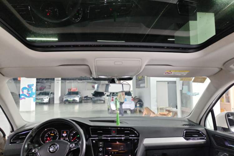 Used Volkswagen Tiguan L 2018 Facelift 330TSI Automatic Two-Wheel Drive Luxury Edition Headliner
