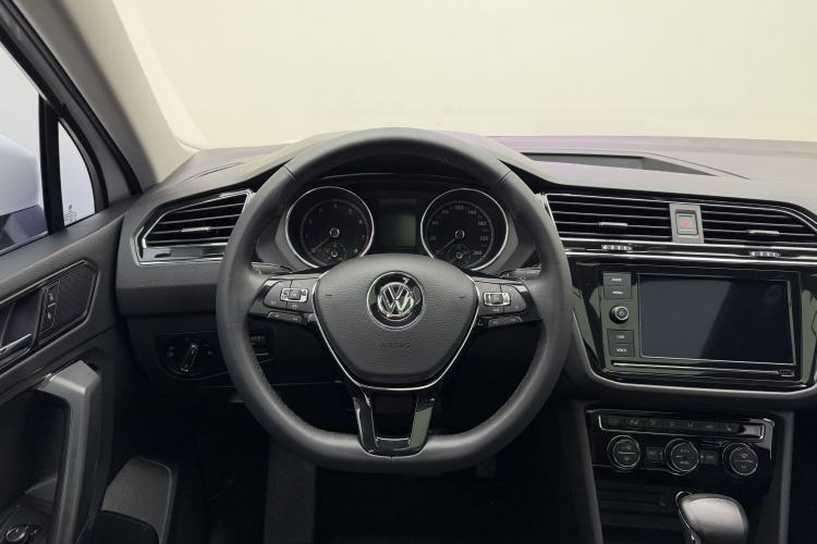 Used Volkswagen Tiguan L 2018 Facelift 330TSI Automatic Two-Wheel Drive Luxury Edition Interior 2