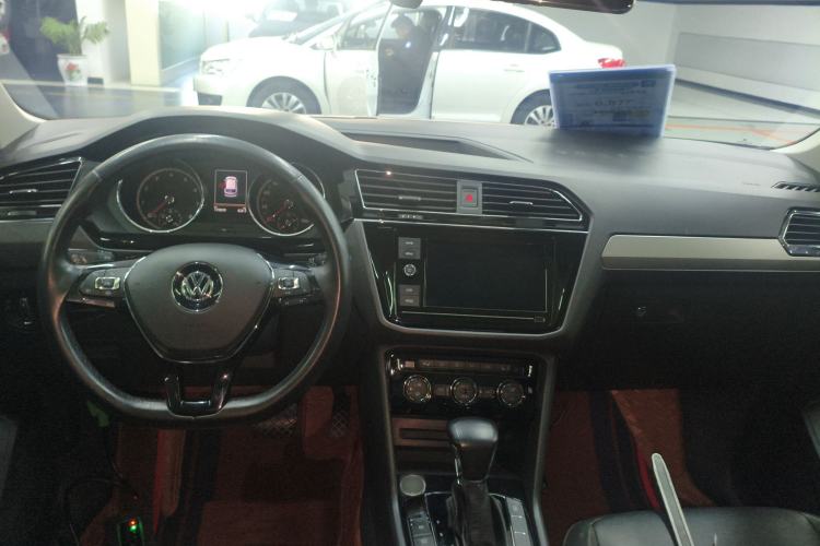Used Volkswagen Tiguan L 2018 Facelift 330TSI Automatic Two-Wheel Drive Luxury Edition Interior 2