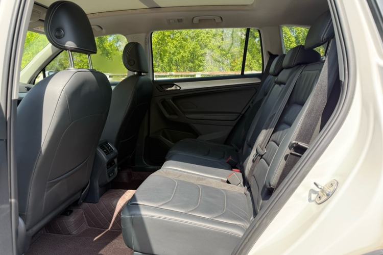 Used Volkswagen Tiguan L 2018 330TSI Automatic Two-Wheel Drive Luxury Edition Interior 2