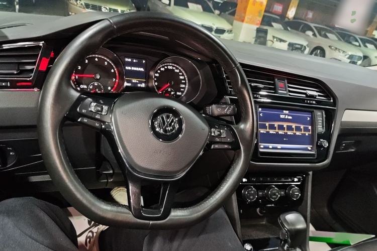Used Volkswagen Tiguan L 2018 330TSI Automatic Two-Wheel Drive Luxury Edition Interior 2