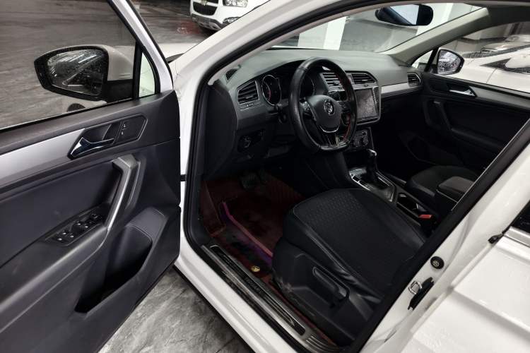 Used Volkswagen Tiguan L 2018 330TSI Automatic Two-Wheel Drive Luxury Edition Interior 2