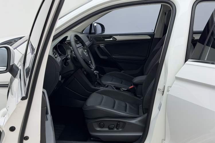 Used Volkswagen Tiguan L 2018 Facelift 330TSI Automatic Two-Wheel Drive Luxury Edition Interior 3