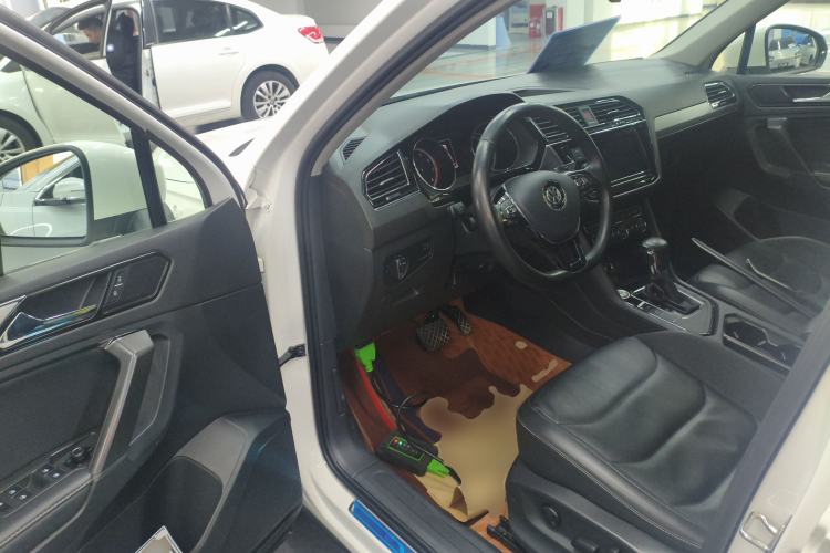 Used Volkswagen Tiguan L 2018 Facelift 330TSI Automatic Two-Wheel Drive Luxury Edition Interior 3