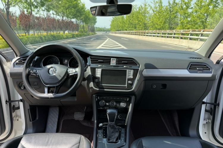 Used Volkswagen Tiguan L 2018 330TSI Automatic Two-Wheel Drive Luxury Edition Interior 3