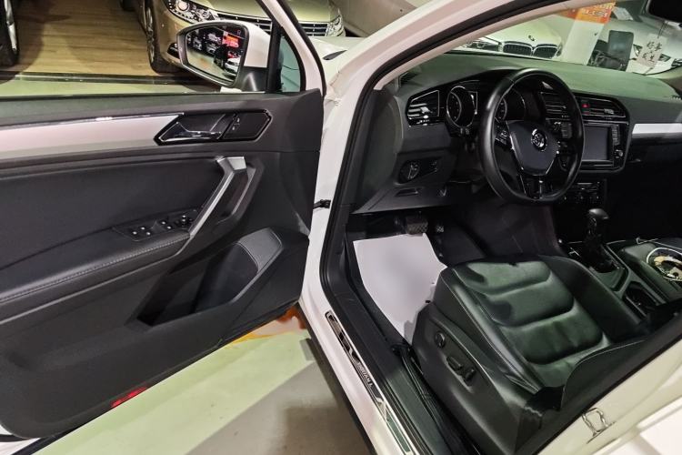 Used Volkswagen Tiguan L 2018 330TSI Automatic Two-Wheel Drive Luxury Edition Interior 3
