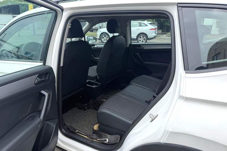 Used Volkswagen Tiguan L 2018 330TSI Automatic Two-Wheel Drive Luxury Edition Interior 3