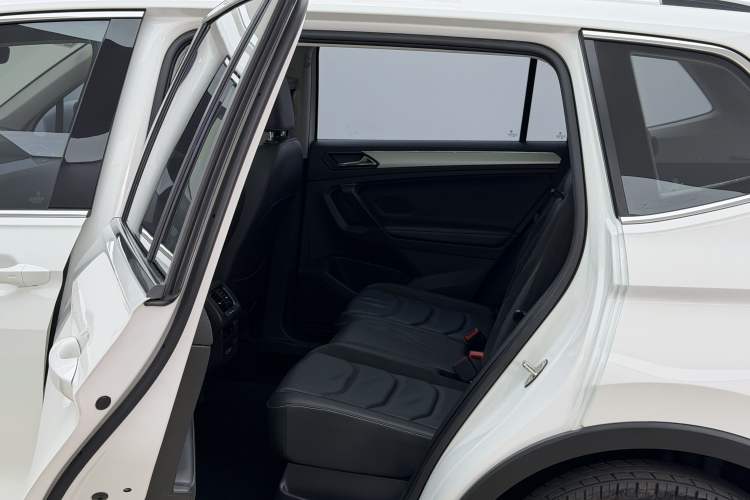 Used Volkswagen Tiguan L 2018 Facelift 330TSI Automatic Two-Wheel Drive Luxury Edition Interior 4