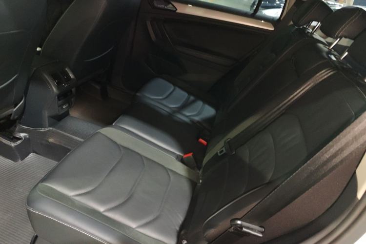 Used Volkswagen Tiguan L 2018 330TSI Automatic Two-Wheel Drive Luxury Edition Interior 4