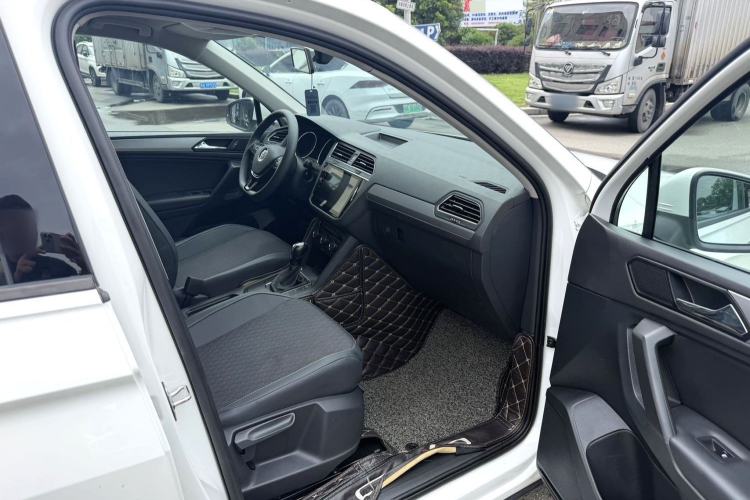 Used Volkswagen Tiguan L 2018 330TSI Automatic Two-Wheel Drive Luxury Edition Interior 4