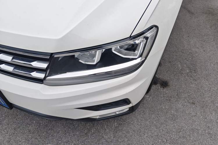 Used Volkswagen Tiguan L 2018 Revised Version 330TSI Automatic Two-Wheel Drive Trendy Edition Left Front Headlight