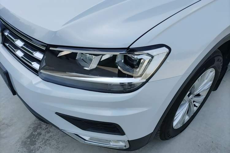 Used Volkswagen Tiguan L 2018 Revised Version 330TSI Automatic Two-Wheel Drive Trendy Edition Left Front Headlight