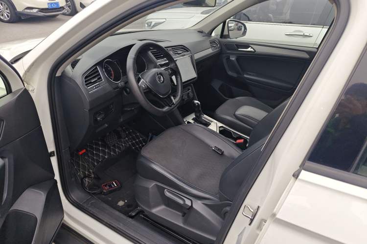 Used Volkswagen Tiguan L 2018 Revised Version 330TSI Automatic Two-Wheel Drive Trendy Edition Left Front Seat