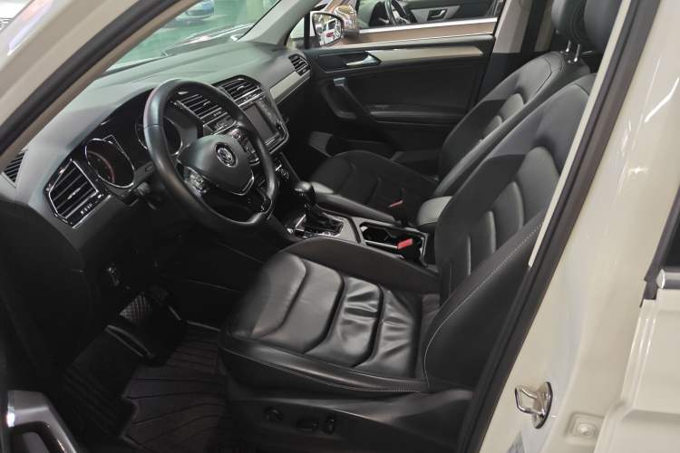 Used Volkswagen Tiguan L 2018 380TSI Automatic All-Wheel Drive Luxury Edition Left Front Seat
