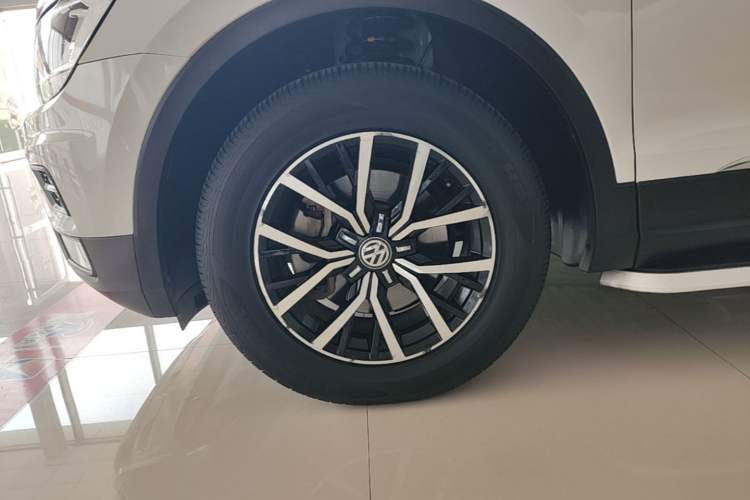 Used Volkswagen Tiguan L 2018 330TSI Automatic Two-Wheel Drive Luxury Edition Left Front Wheel Hub