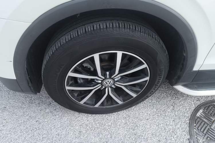 Used Volkswagen Tiguan L 2018 Revised Version 330TSI Automatic Two-Wheel Drive Comfort Edition Left Front Wheel Hub