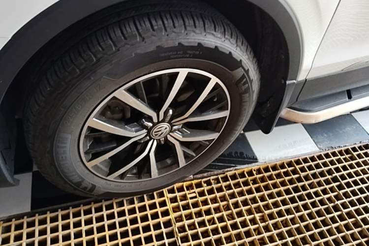 Used Volkswagen Tiguan L 2018 330TSI Automatic Two-Wheel Drive Luxury Edition Left Front Wheel Hub