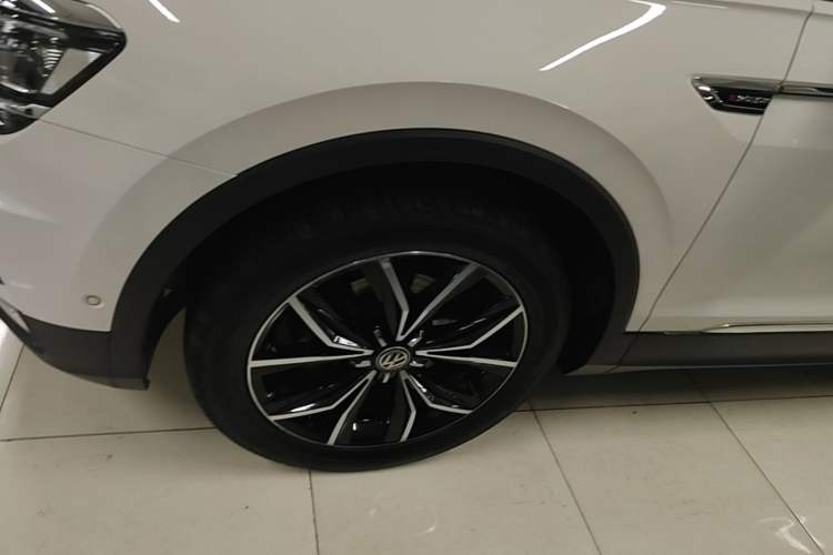 Used Volkswagen Tiguan L 2018 Revised Version 380TSI Automatic All-Wheel Drive Flagship Edition Left Front Wheel Hub