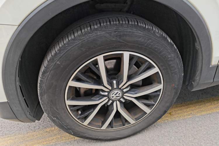 Used Volkswagen Tiguan L 2018 330TSI Automatic Two-Wheel Drive Luxury Edition Left Front Wheel Hub