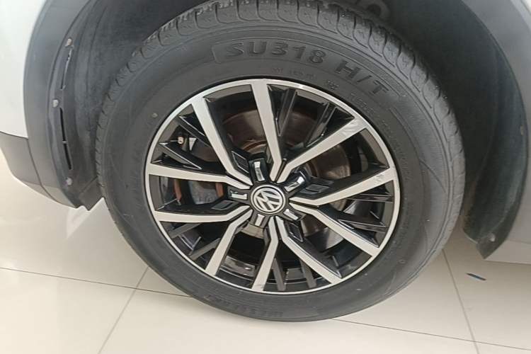 Used Volkswagen Tiguan L 2018 Revised Version 330TSI Automatic Two-Wheel Drive Comfort Edition Left Front Wheel Hub